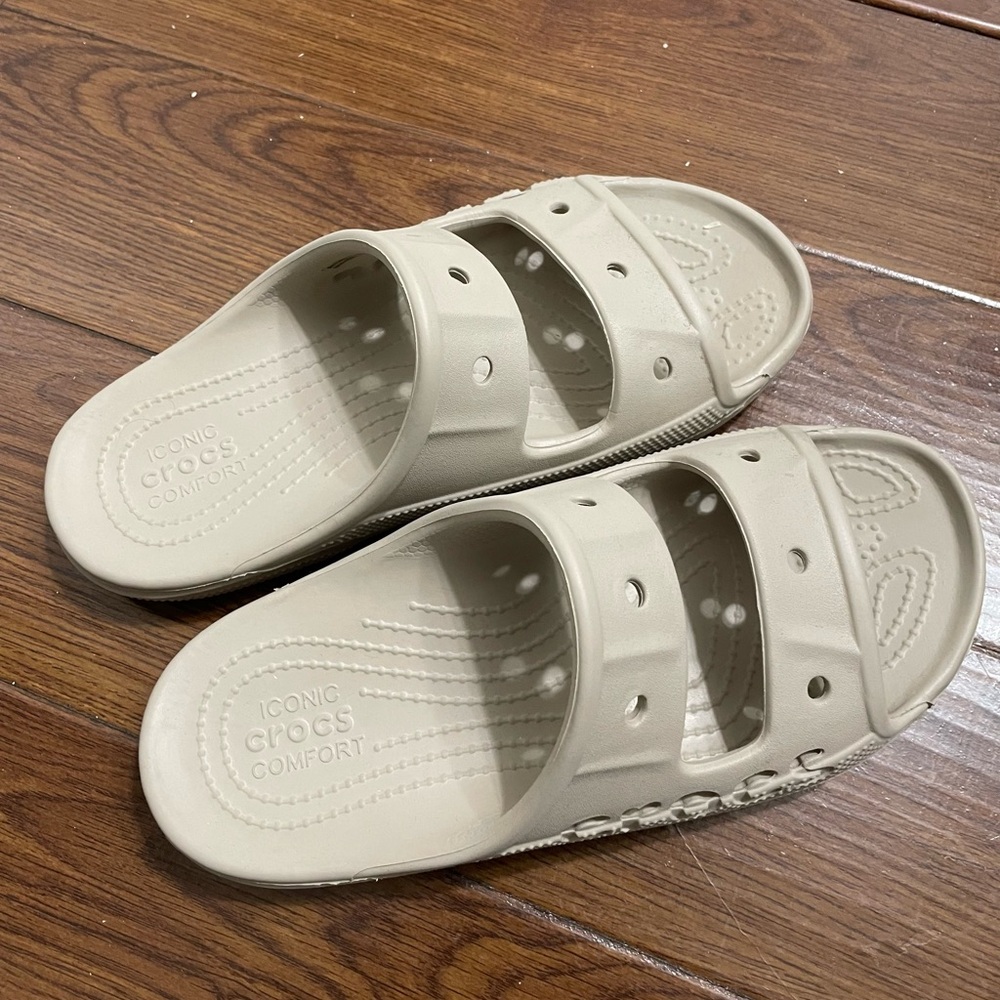 Women Crocs - Picture 2 of 5